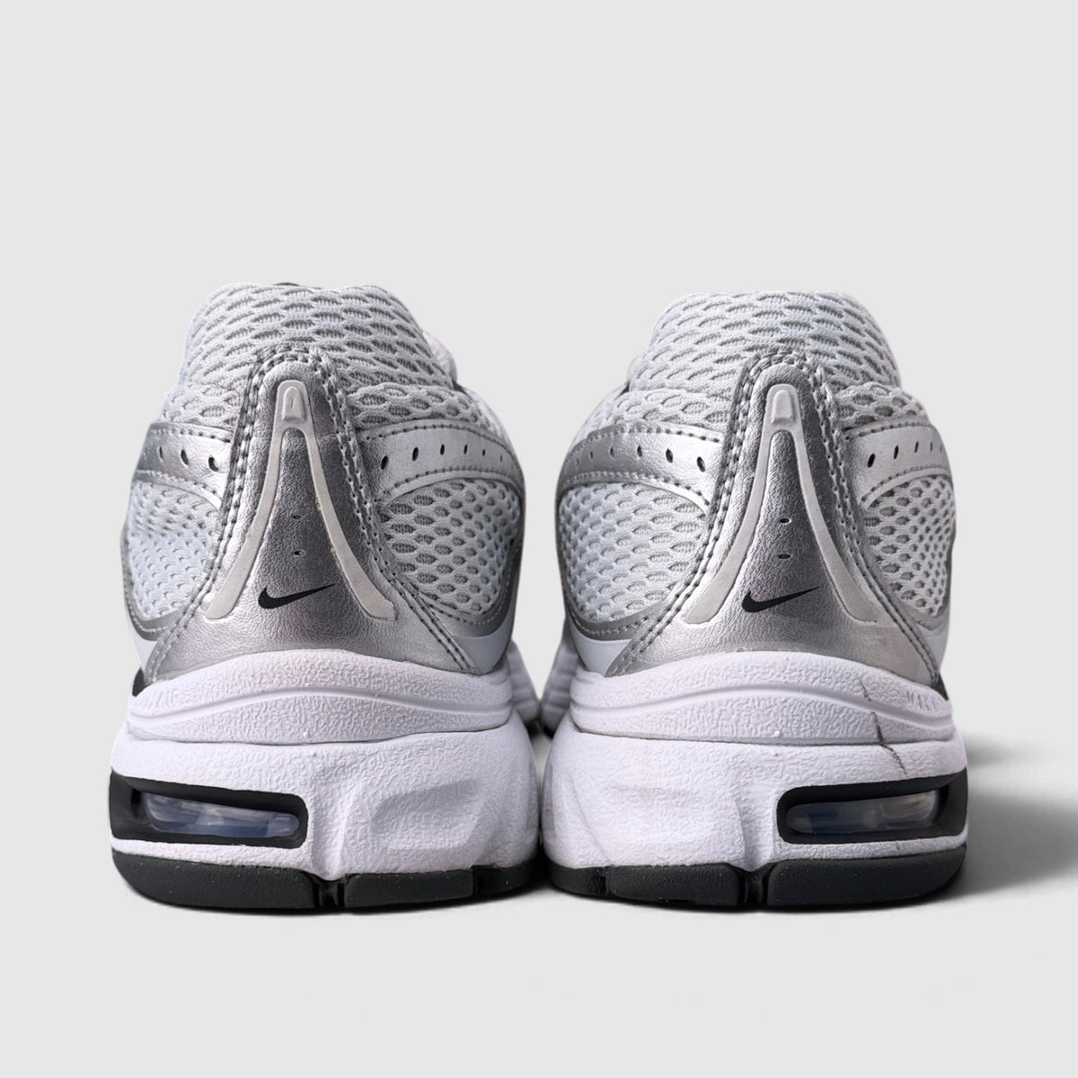 Nike Air Max Moto 2K, buty sportowe męskie w bardzo dobrym stanie rozmiar 44.5, widok z tyłu
