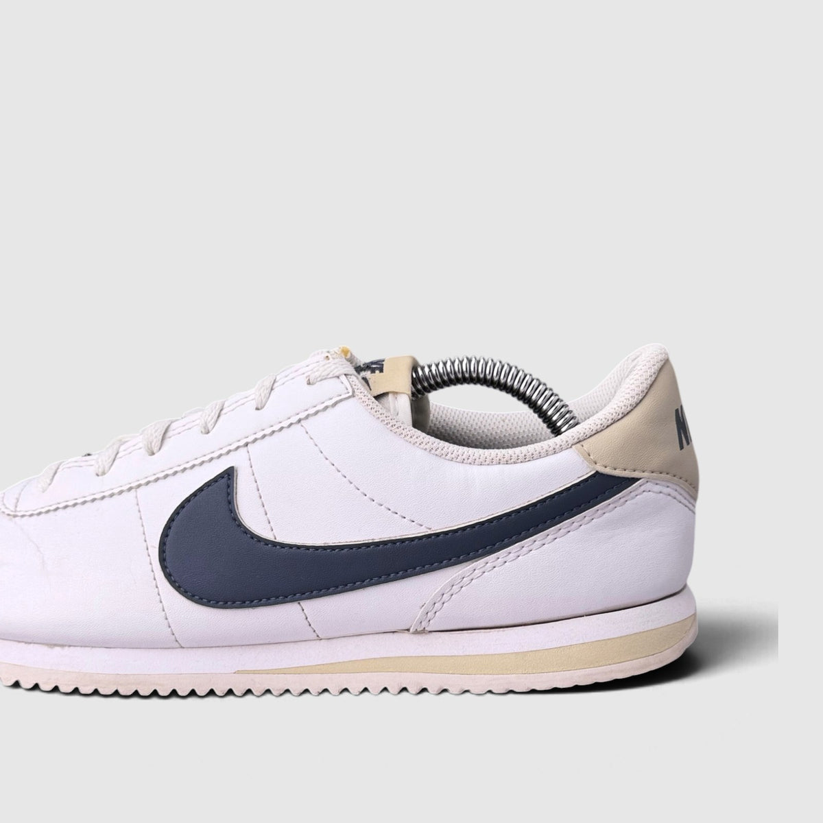 Nike Classic Cortez, buty sportowe damskie w bardzo dobrym stanie rozmiar 40, boczny profil, lewa strona