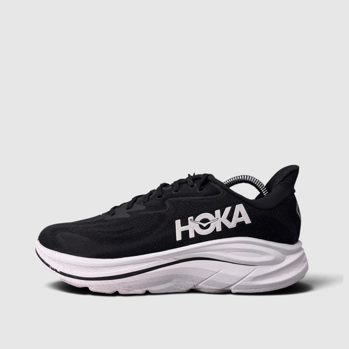 Hoka Clifton 10 Black/White, buty sportowe męskie w bardzo dobrym stanie rozmiar 43 1/3, boczny profil, lewa strona