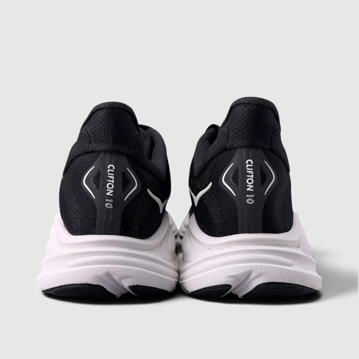 Hoka Clifton 10 Black/White, buty sportowe męskie w bardzo dobrym stanie rozmiar 43 1/3, widok z tyłu