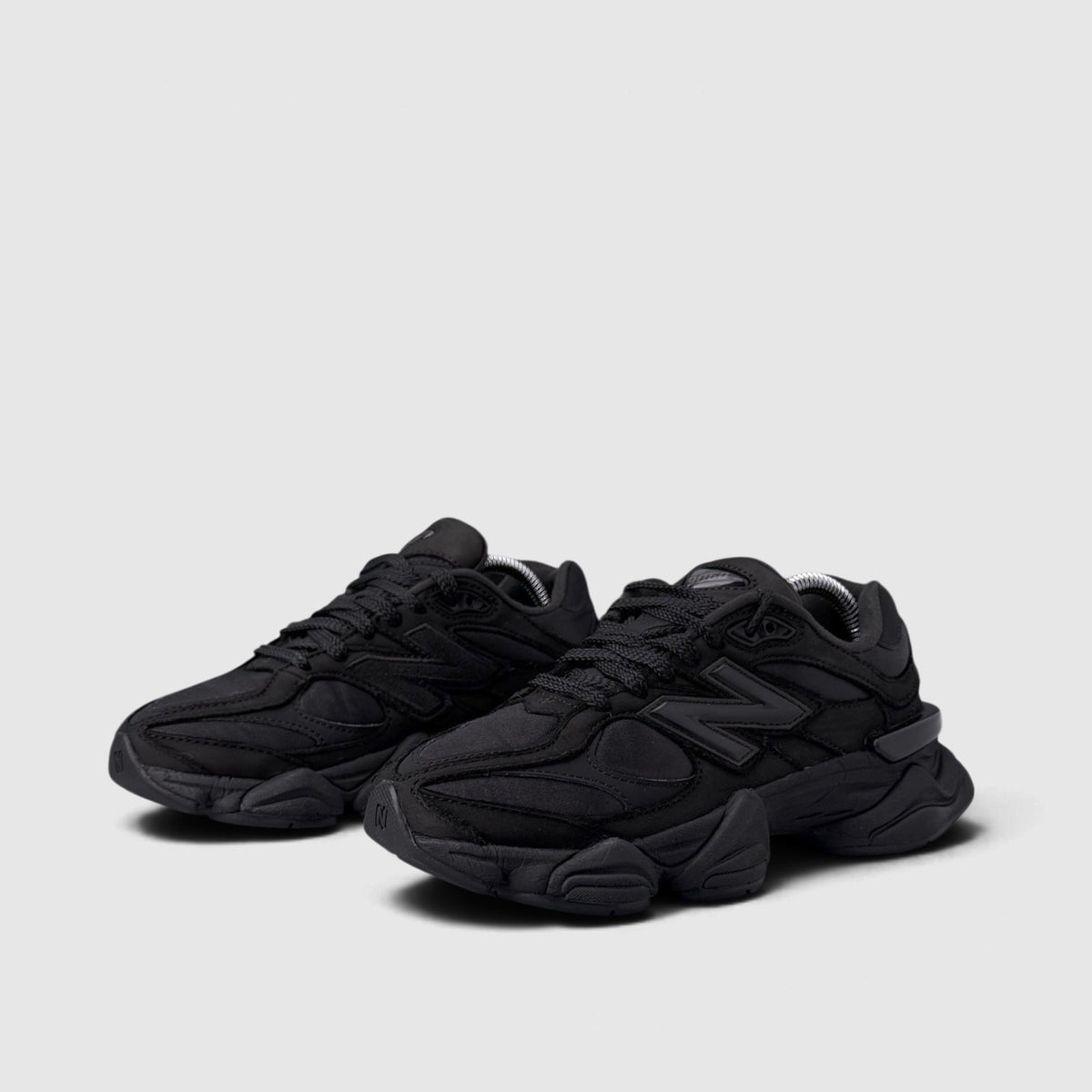 New Balance 9060, buty sportowe damskie w bardzo dobrym stanie rozmiar 37.5, para butów