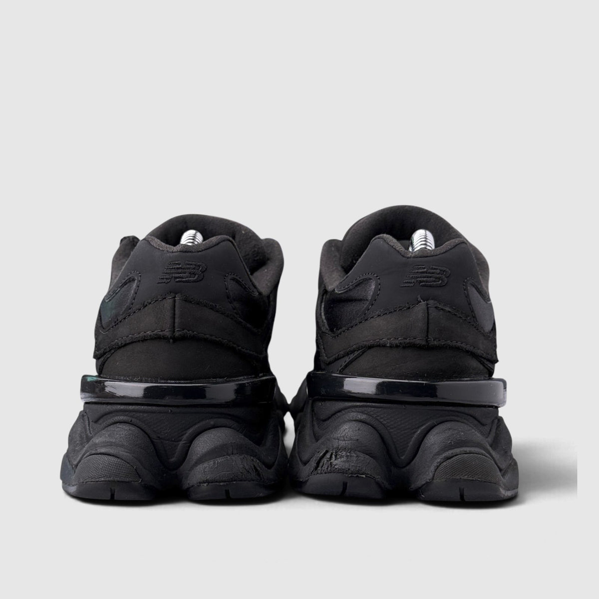 New Balance 9060, buty sportowe damskie w bardzo dobrym stanie rozmiar 37.5, widok z tyłu