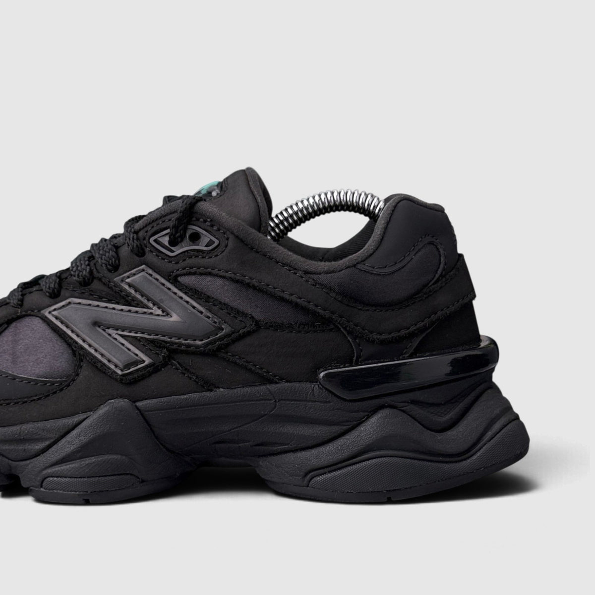 New Balance 9060, buty sportowe damskie w bardzo dobrym stanie rozmiar 37.5, boczny profil, lewa strona