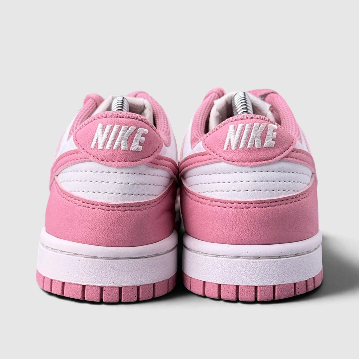 Nike Dunk Low, buty sportowe damskie w bardzo dobrym stanie rozmiar 38, widok z góry na zewnętrzną stronę butów