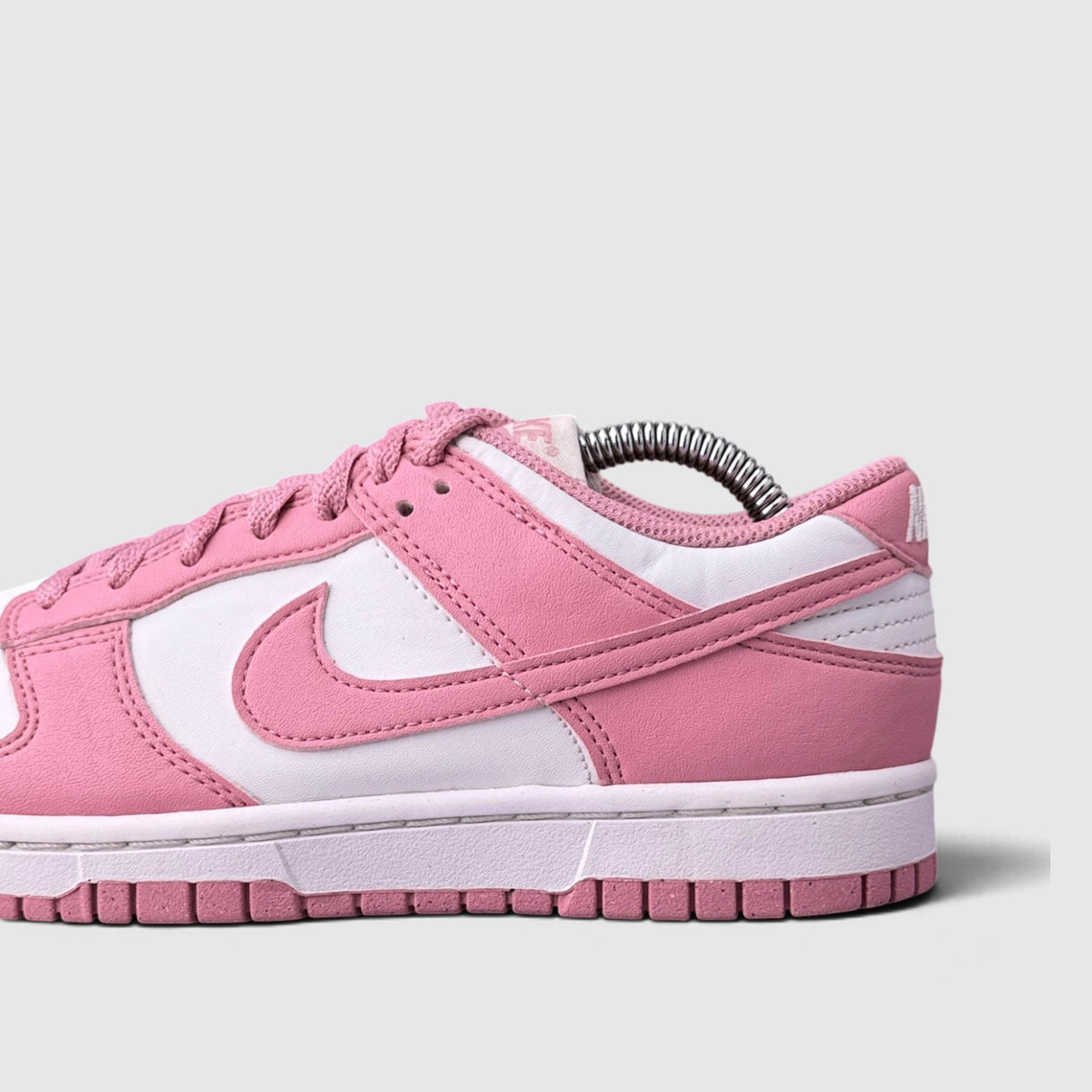 Nike Dunk Low, buty sportowe damskie w bardzo dobrym stanie rozmiar 38, zewnętrzny panel prawego buta