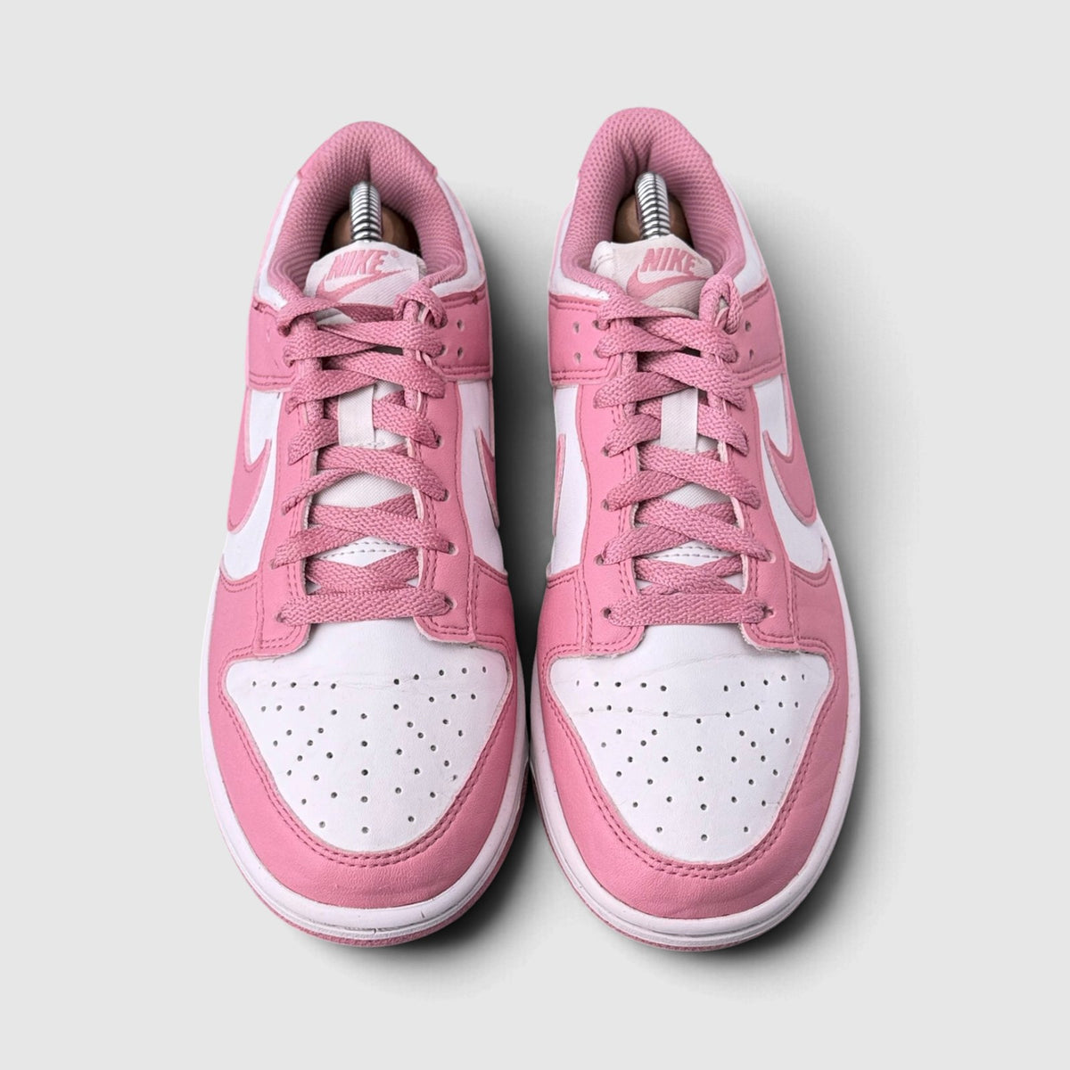 Nike Dunk Low, buty sportowe damskie w bardzo dobrym stanie rozmiar 38, widok z góry na wewnętrzną stronę butów