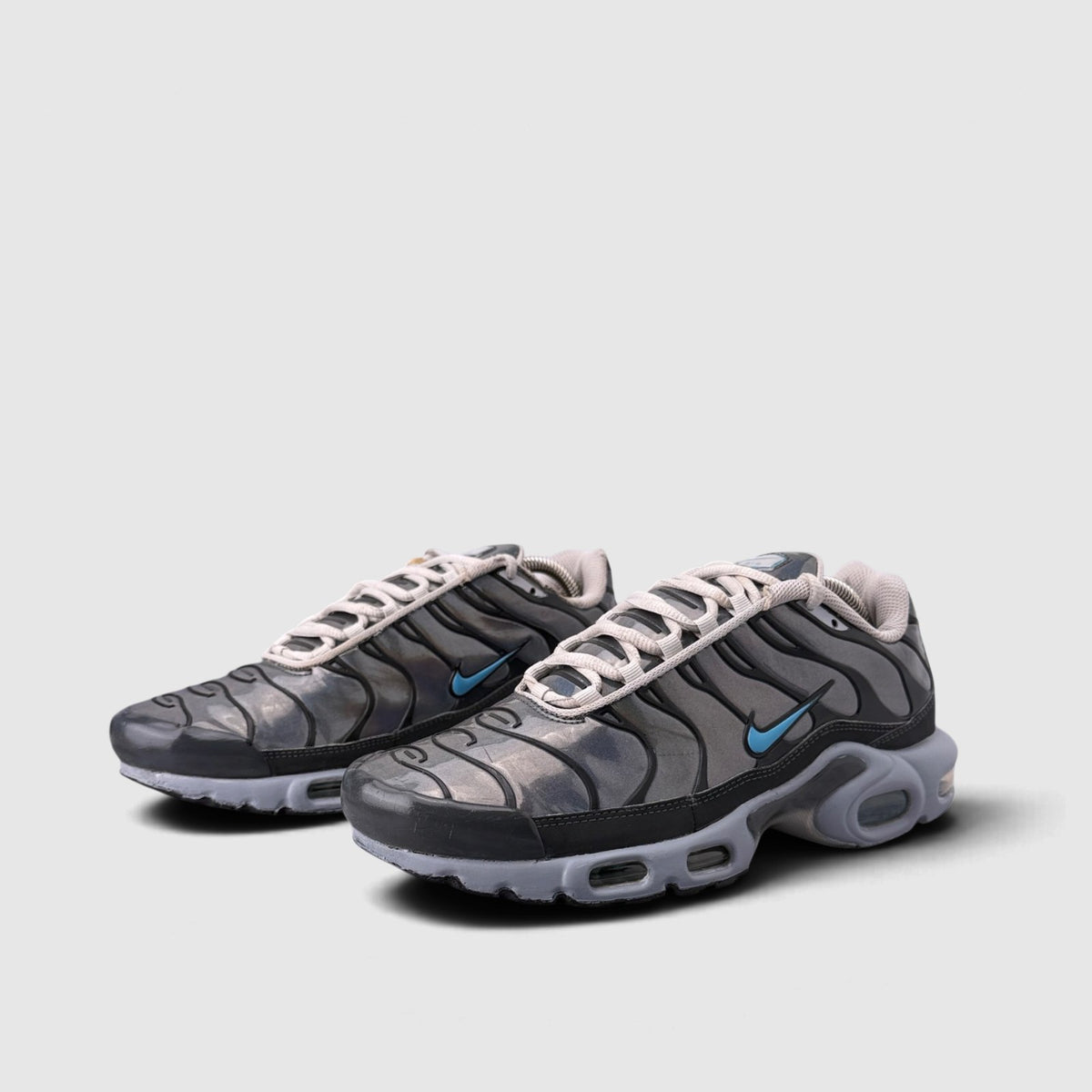 Nike Air Max Plus Iridescent, buty sportowe męskie w bardzo dobrym stanie rozmiar 42.5, boczny profil