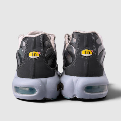 Nike Air Max Plus Iridescent, buty sportowe męskie w bardzo dobrym stanie rozmiar 42.5, widok z góry na zewnętrzną stronę butów