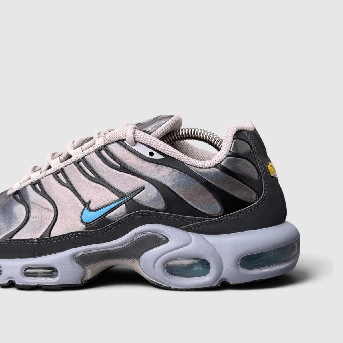 Nike Air Max Plus Iridescent, buty sportowe męskie w bardzo dobrym stanie rozmiar 42.5, zewnętrzny panel prawego buta