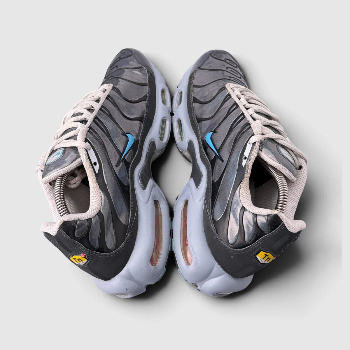 Nike Air Max Plus Iridescent, buty sportowe męskie w bardzo dobrym stanie rozmiar 42.5, zewnętrzny panel lewego buta