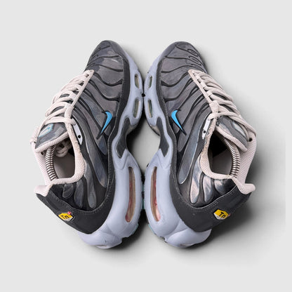 Nike Air Max Plus Iridescent, buty sportowe męskie w bardzo dobrym stanie rozmiar 42.5, zewnętrzny panel lewego buta