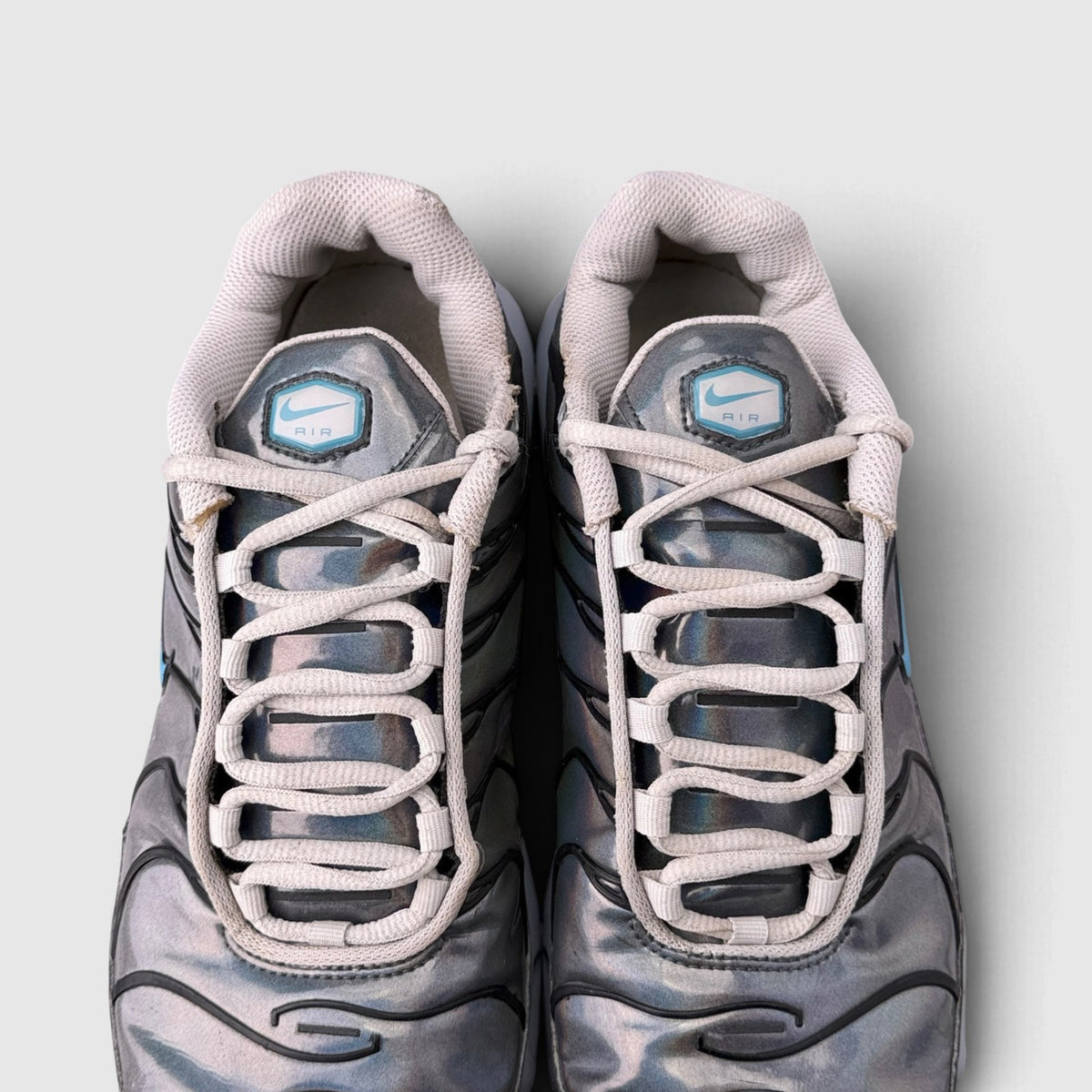 Nike Air Max Plus Iridescent, buty sportowe męskie w bardzo dobrym stanie rozmiar 42.5, wewnętrzny panel lewego buta