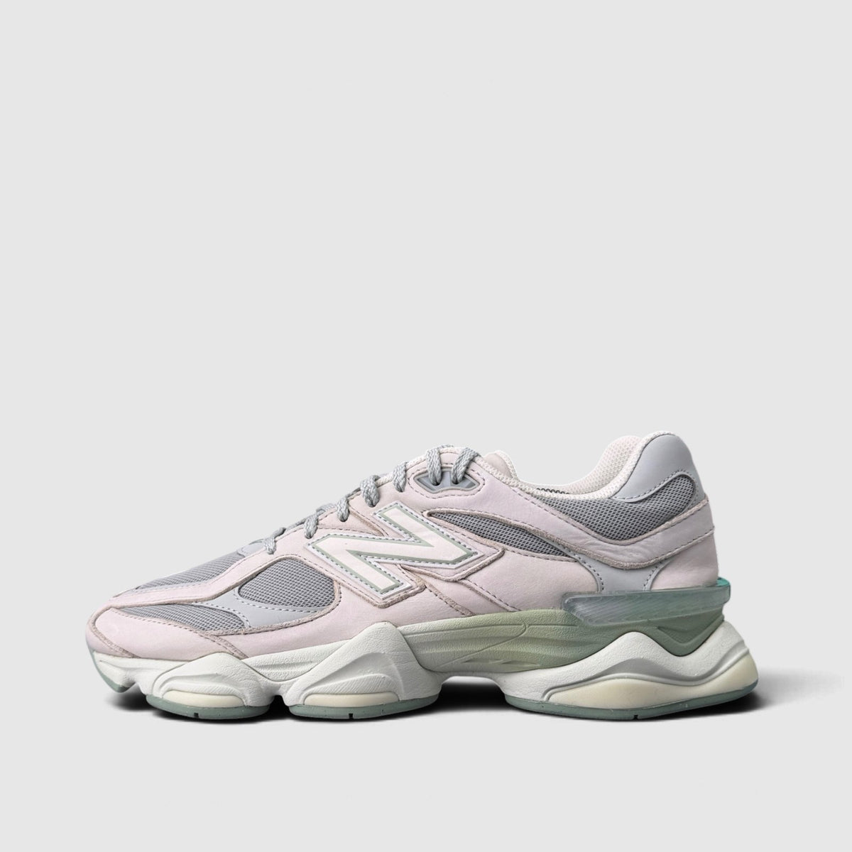 New Balance 9060, buty sportowe męskie w bardzo dobrym stanie rozmiar 44, boczny profil, lewa strona