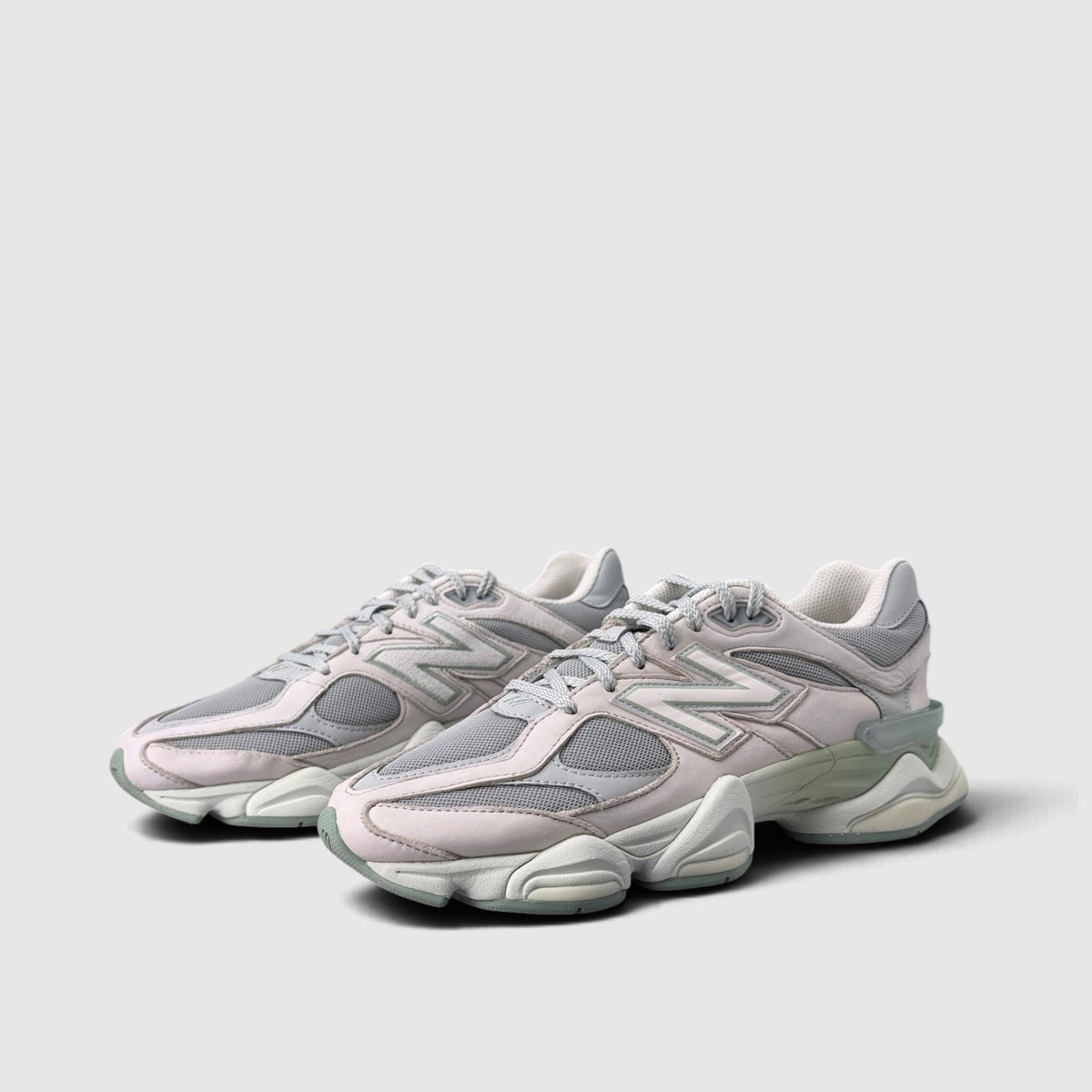 New Balance 9060, buty sportowe męskie w bardzo dobrym stanie rozmiar 44, para butów