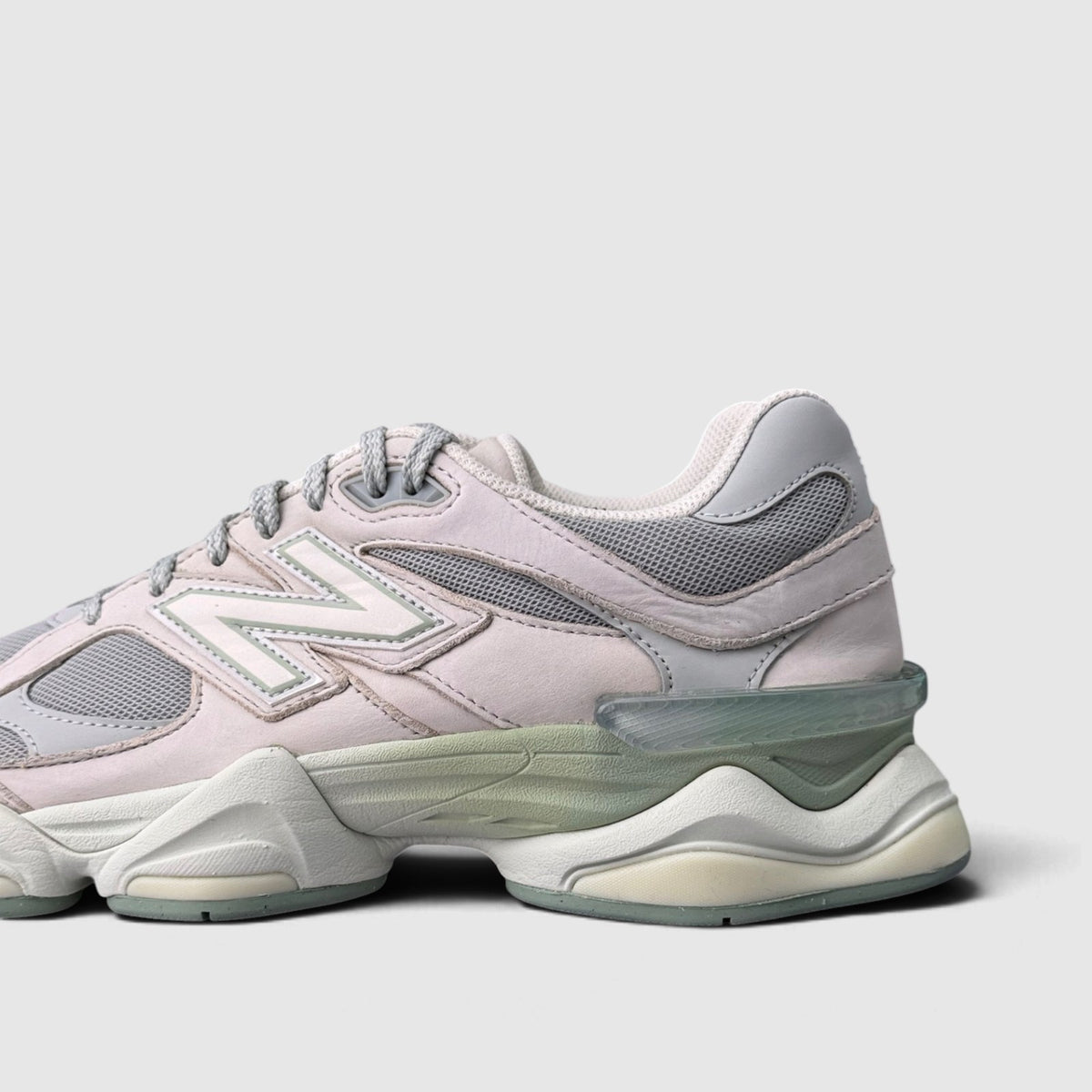 New Balance 9060, buty sportowe męskie w bardzo dobrym stanie rozmiar 44, boczny profil, lewa strona
