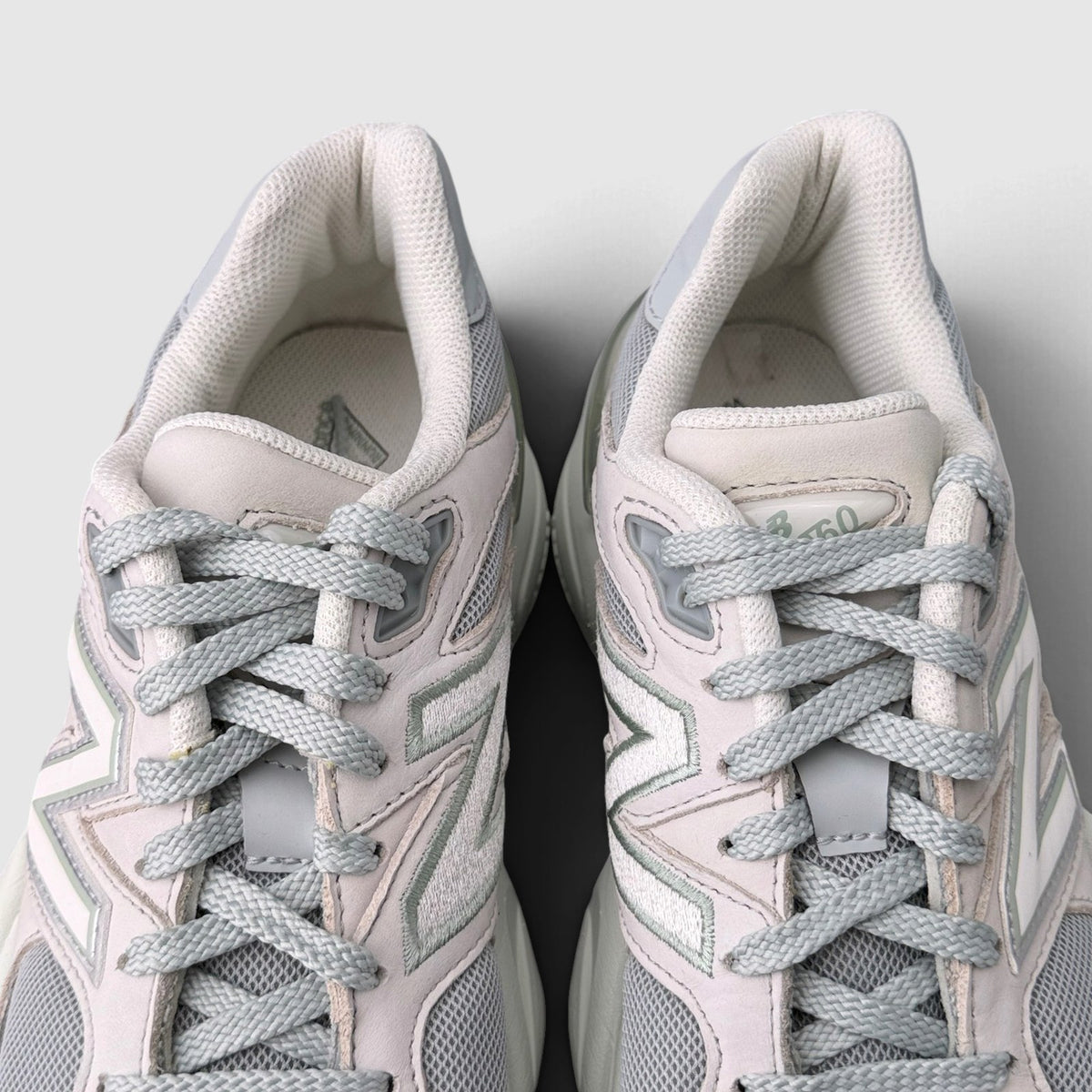 New Balance 9060, buty sportowe męskie w bardzo dobrym stanie rozmiar 44, widok z góry