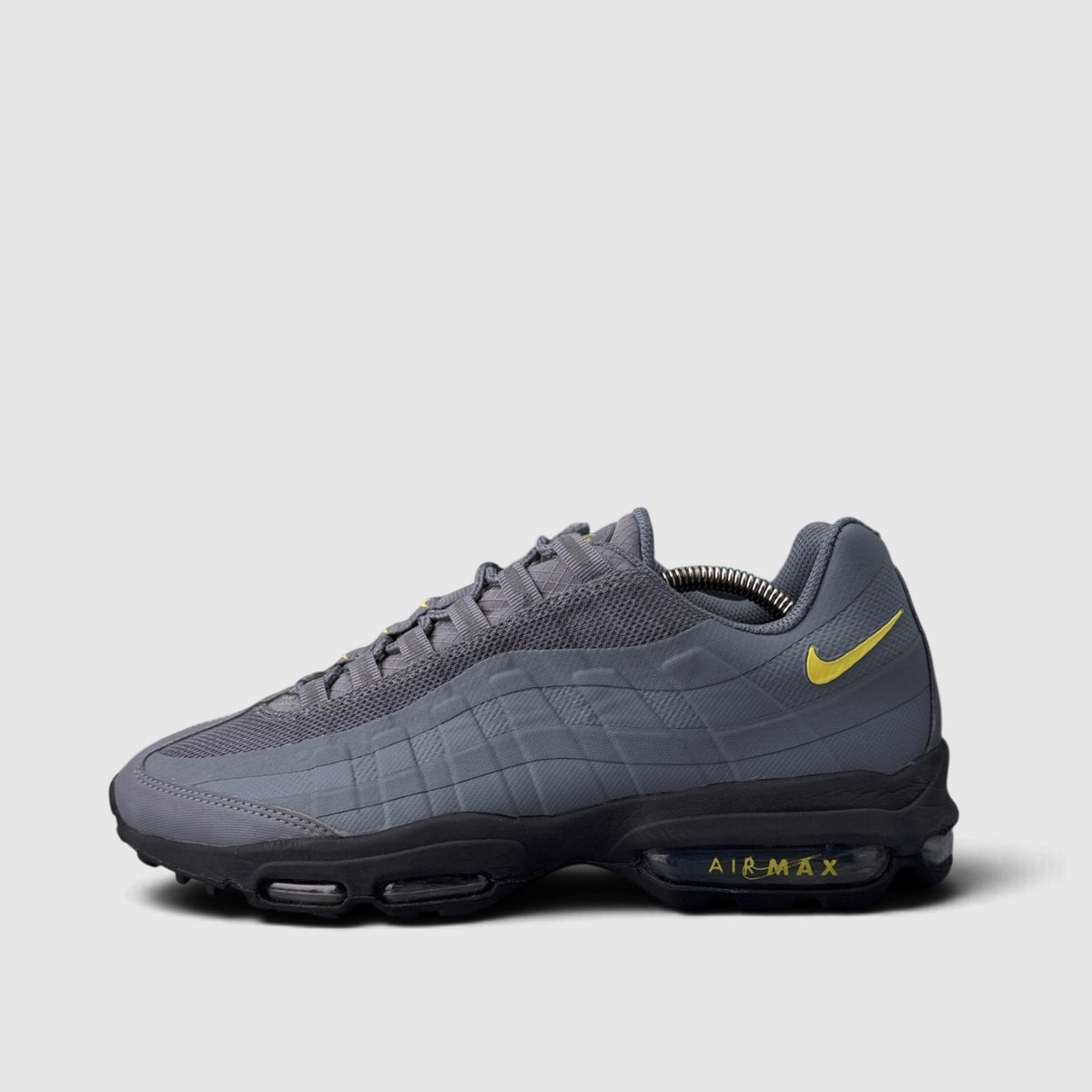 Nike Air Max 95 Ultra, buty sportowe męskie w bardzo dobrym stanie rozmiar 42.5, boczny profil, lewa strona