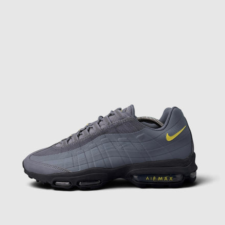 Nike Air Max 95 Ultra, buty sportowe męskie w bardzo dobrym stanie rozmiar 42.5, boczny profil, lewa strona