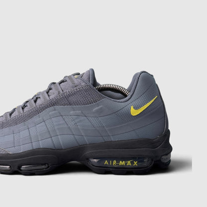 Nike Air Max 95 Ultra, buty sportowe męskie w bardzo dobrym stanie rozmiar 42.5, boczny profil, lewa strona