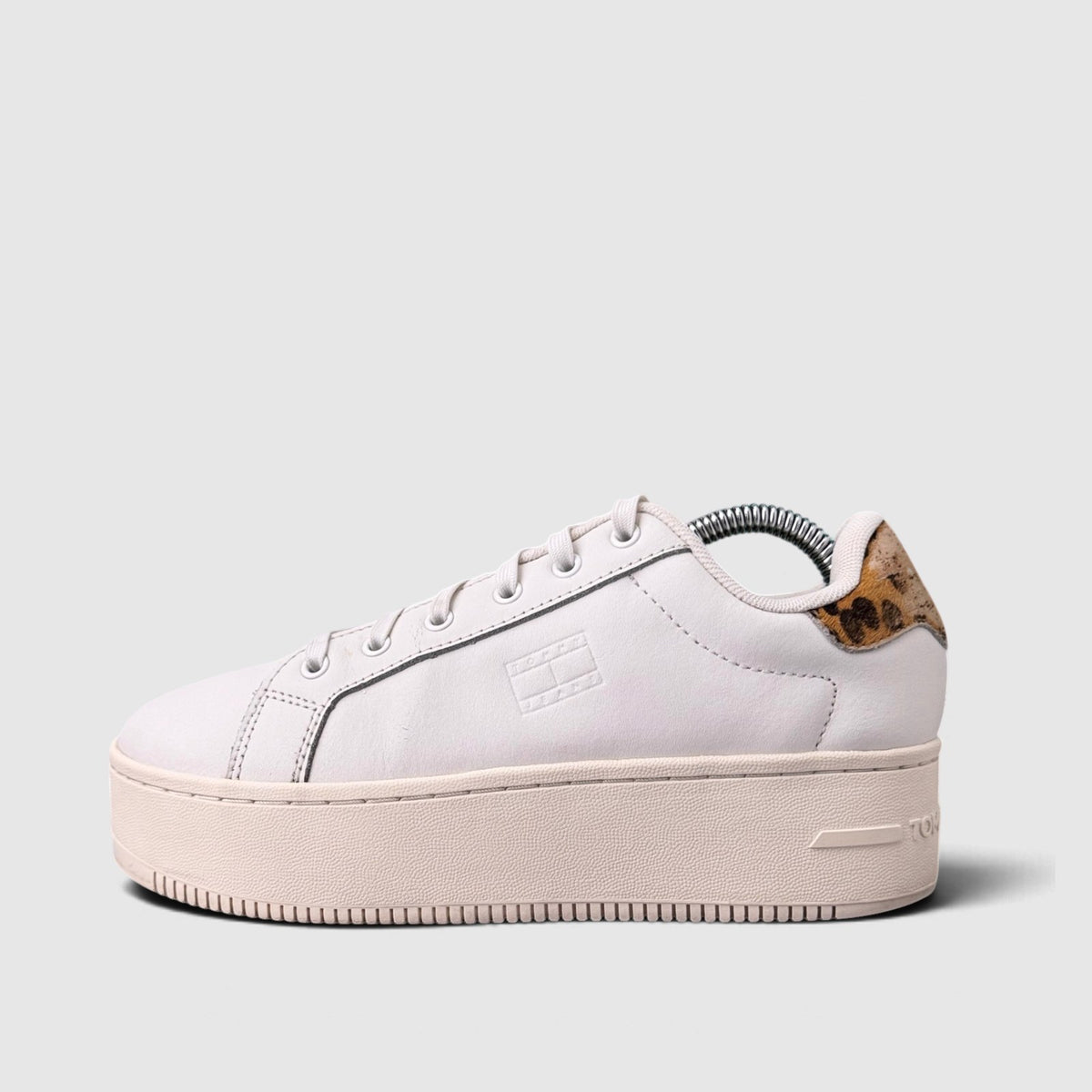 Tommy Hilfiger Flatform Leopard Sneakers, buty sportowe damskie w bardzo dobrym stanie rozmiar 37, boczny profil, lewa strona