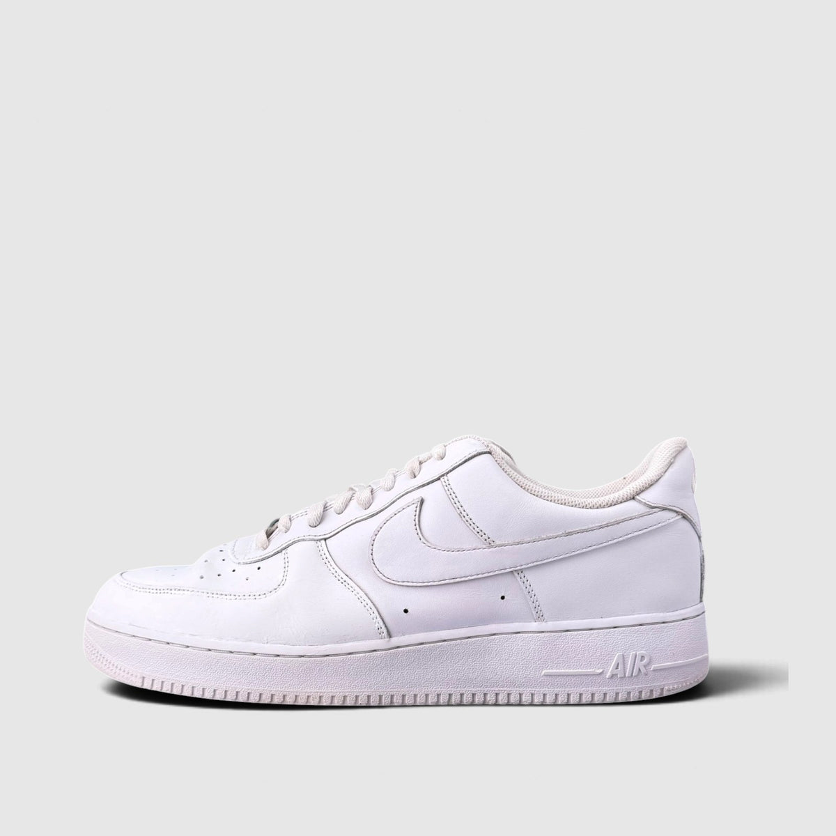Nike Air Force 1 Low Triple White, buty sportowe męskie w zadowalającym stanie rozmiar 47.5, boczny profil, lewa strona