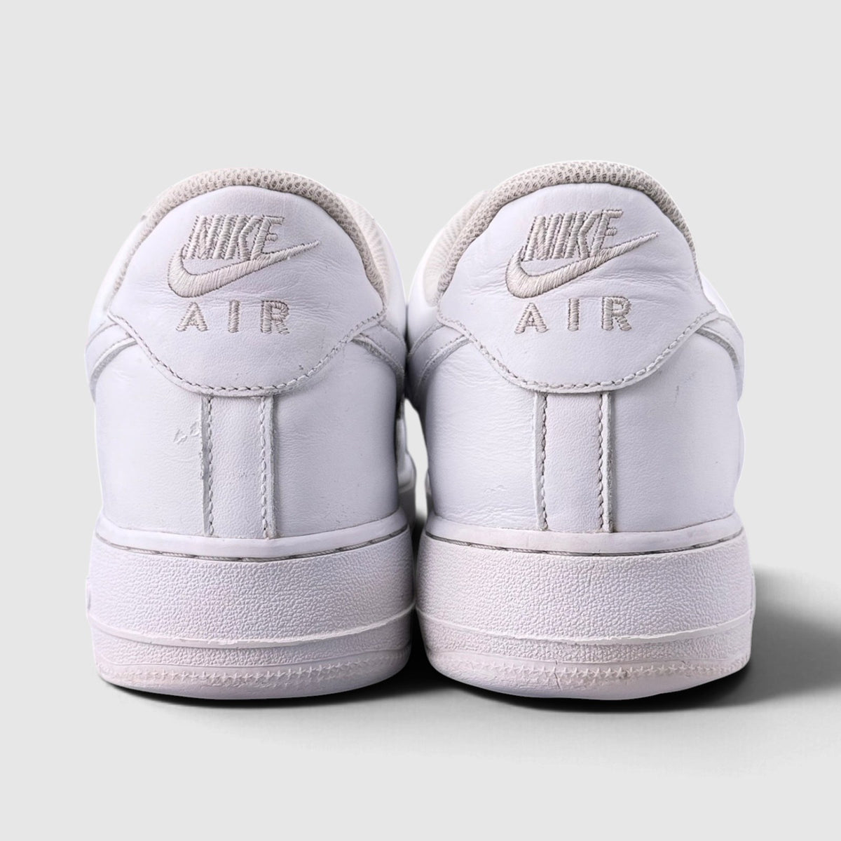 Nike Air Force 1 Low Triple White, buty sportowe męskie w zadowalającym stanie rozmiar 47.5, widok z tyłu