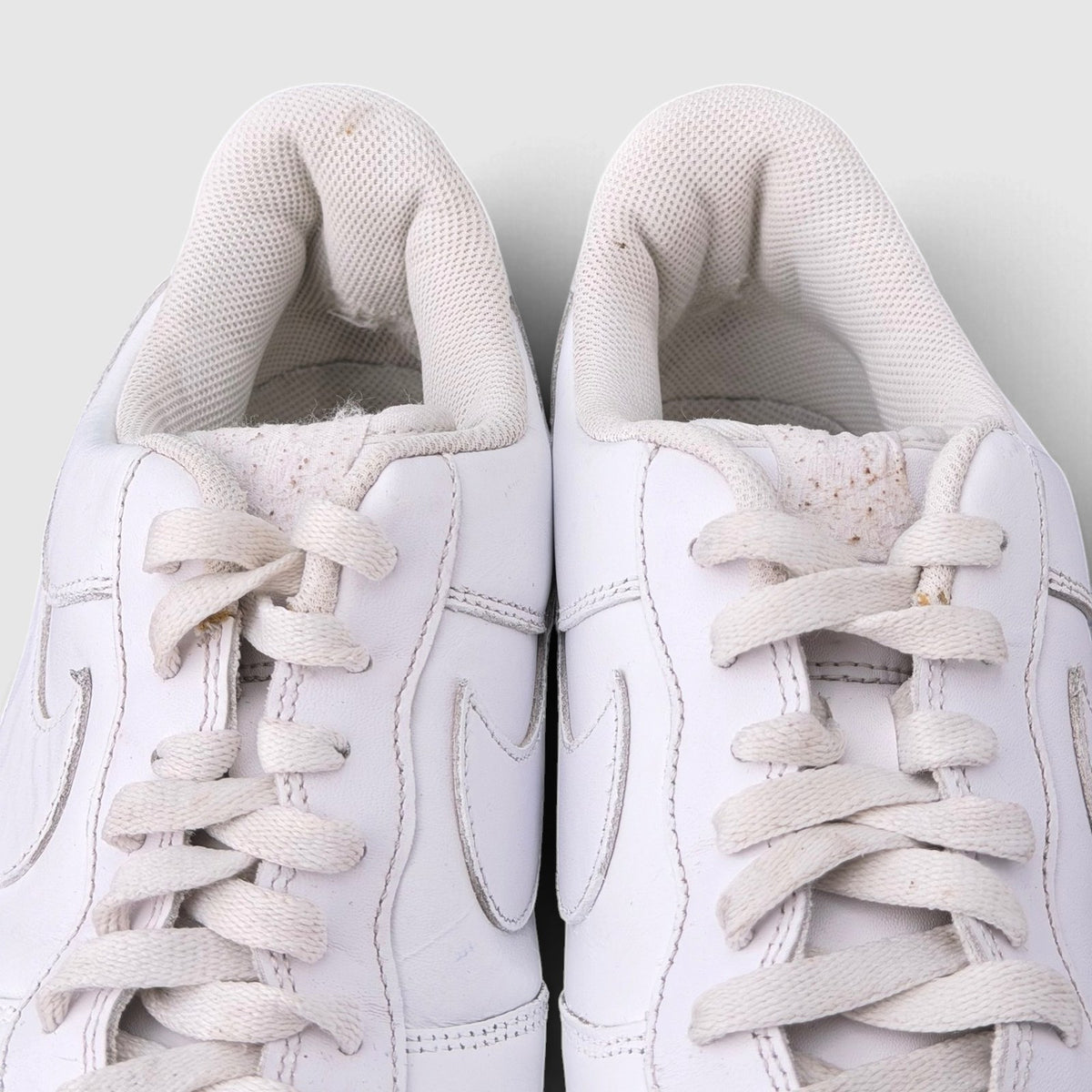 Nike Air Force 1 Low Triple White, buty sportowe męskie w zadowalającym stanie rozmiar 47.5, detal