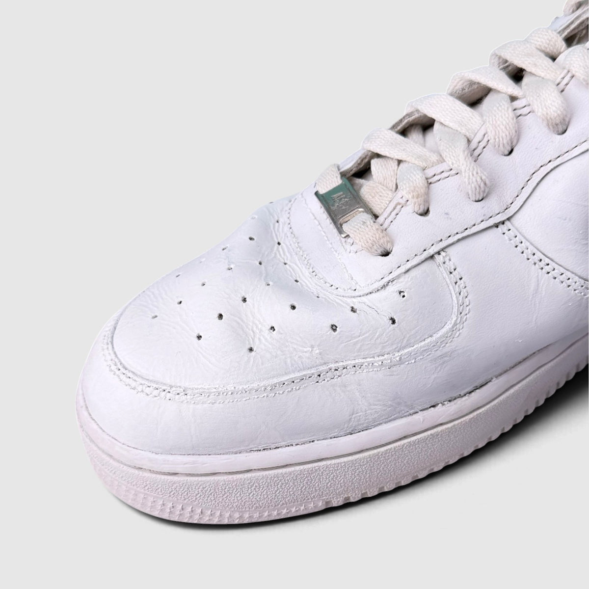 Nike Air Force 1 Low Triple White, buty sportowe męskie w zadowalającym stanie rozmiar 47.5, detal