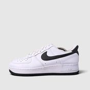 Nike Air Force 1 Low White/Black, buty sportowe męskie w bardzo dobrym stanie rozmiar 42.5, boczny profil, lewa strona