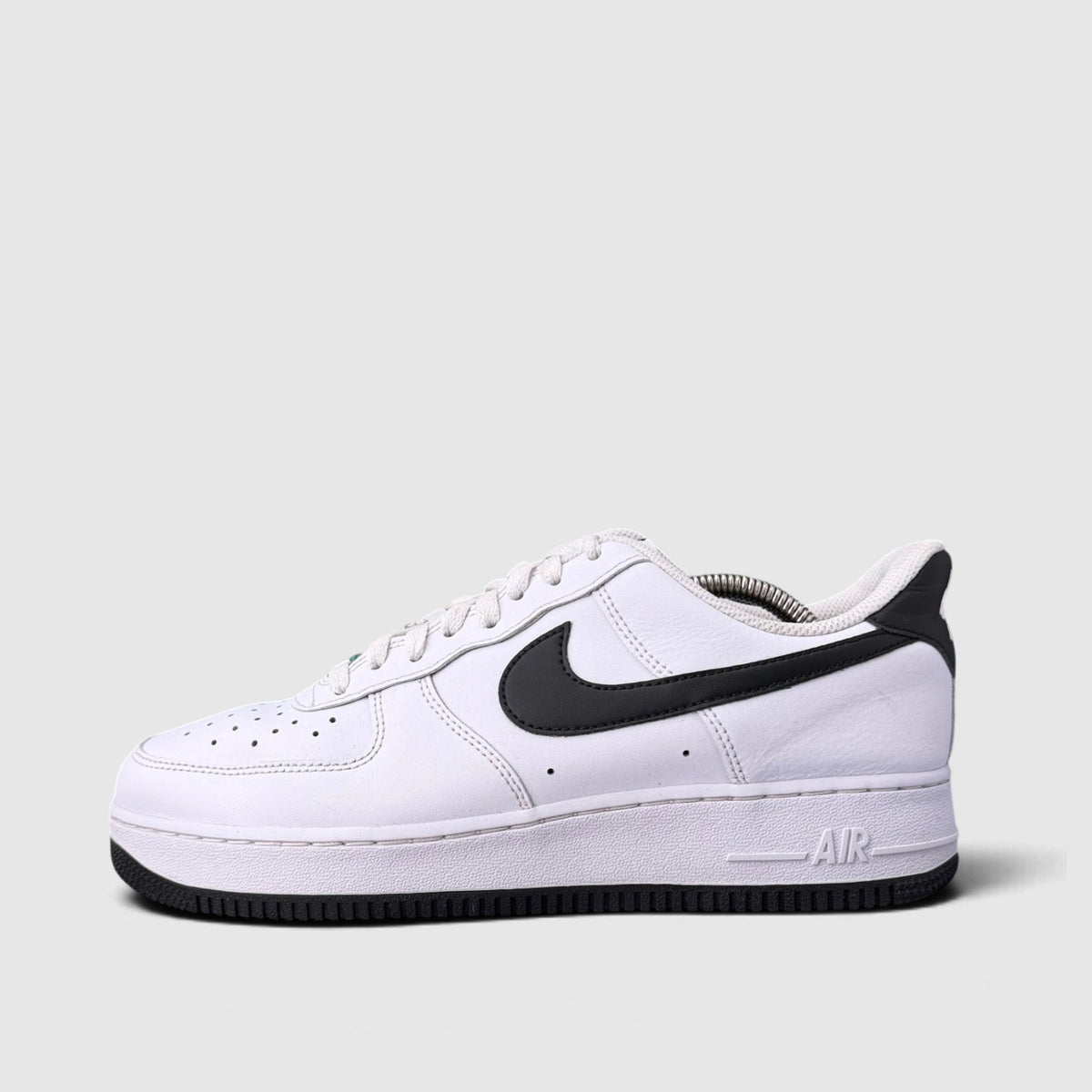 Nike Air Force 1 Low White/Black, buty sportowe męskie w bardzo dobrym stanie rozmiar 42.5, boczny profil, lewa strona