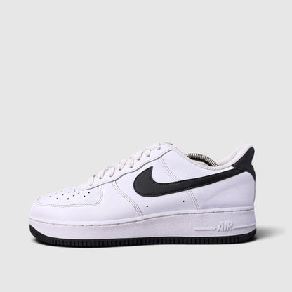 Nike Air Force 1 Low White/Black, buty sportowe męskie w bardzo dobrym stanie rozmiar 42.5, boczny profil, lewa strona
