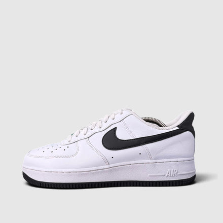 Nike Air Force 1 Low White/Black, buty sportowe męskie w bardzo dobrym stanie rozmiar 42.5, boczny profil, lewa strona