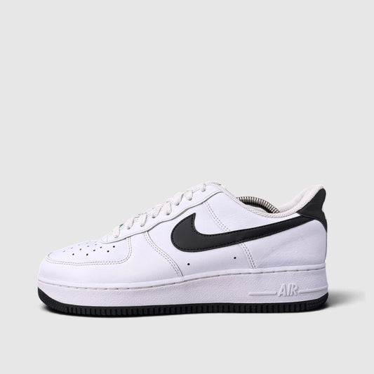 Nike Air Force 1 Low White/Black, buty sportowe męskie w bardzo dobrym stanie rozmiar 42.5, boczny profil, lewa strona