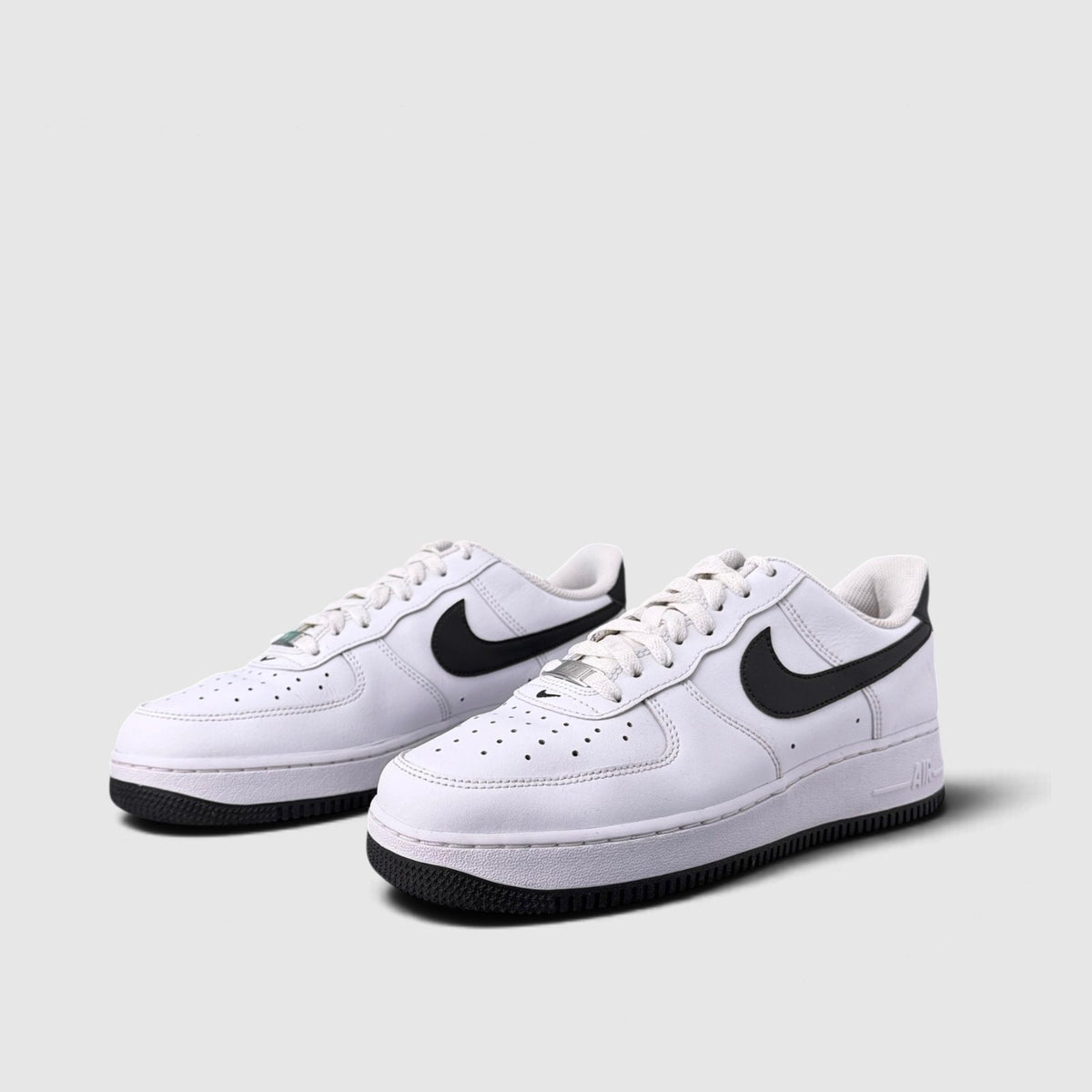 Nike Air Force 1 Low White/Black, buty sportowe męskie w bardzo dobrym stanie rozmiar 42.5, para butów