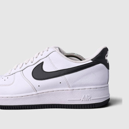 Nike Air Force 1 Low White/Black, buty sportowe męskie w bardzo dobrym stanie rozmiar 42.5, boczny profil, lewa strona