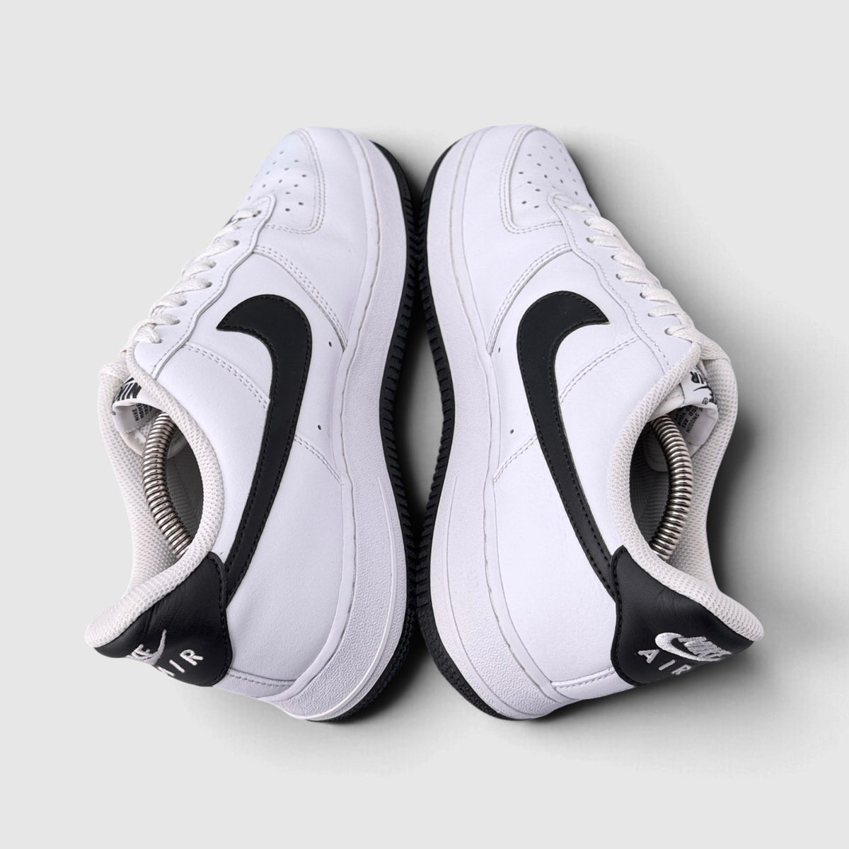 Nike Air Force 1 Low White/Black, buty sportowe męskie w bardzo dobrym stanie rozmiar 42.5, widok z góry