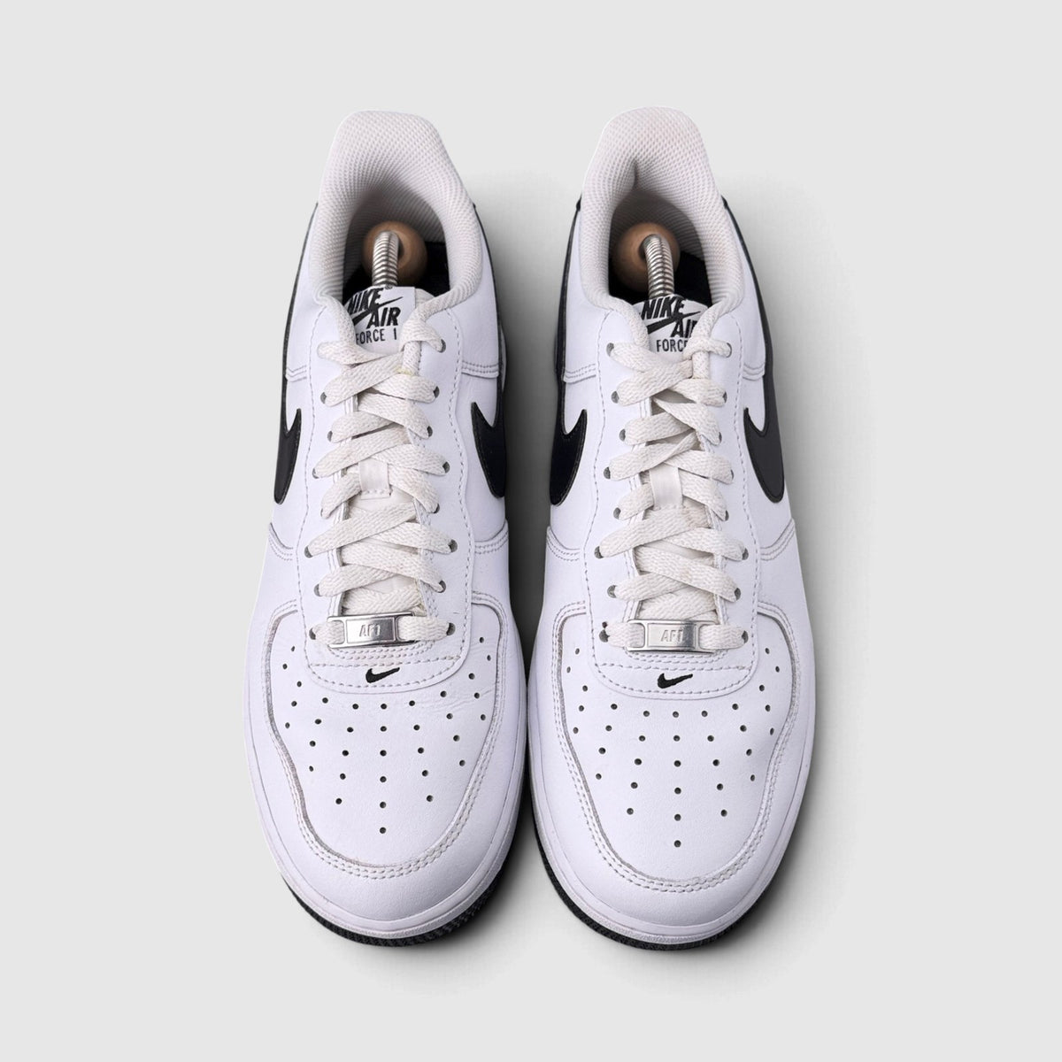 Nike Air Force 1 Low White/Black, buty sportowe męskie w bardzo dobrym stanie rozmiar 42.5, widok z góry