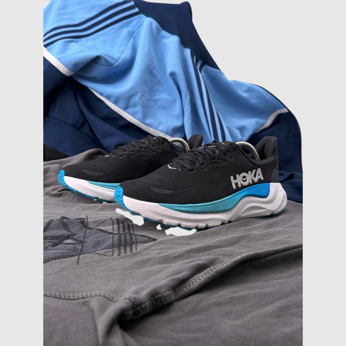 Hoka Arahi 8, buty sportowe męskie w bardzo dobrym stanie rozmiar 42, para butów