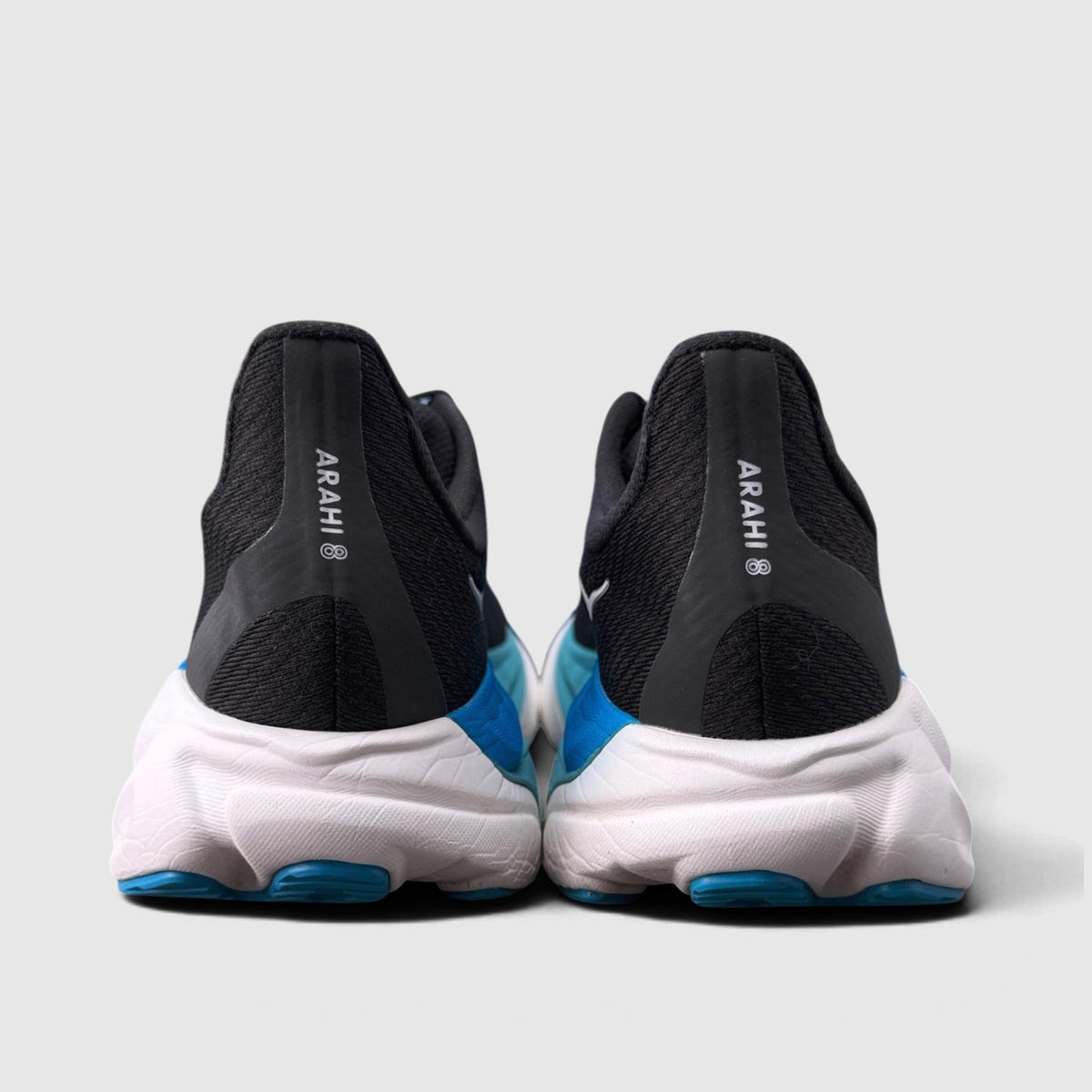 Hoka Arahi 8, buty sportowe męskie w bardzo dobrym stanie rozmiar 42, widok z tyłu