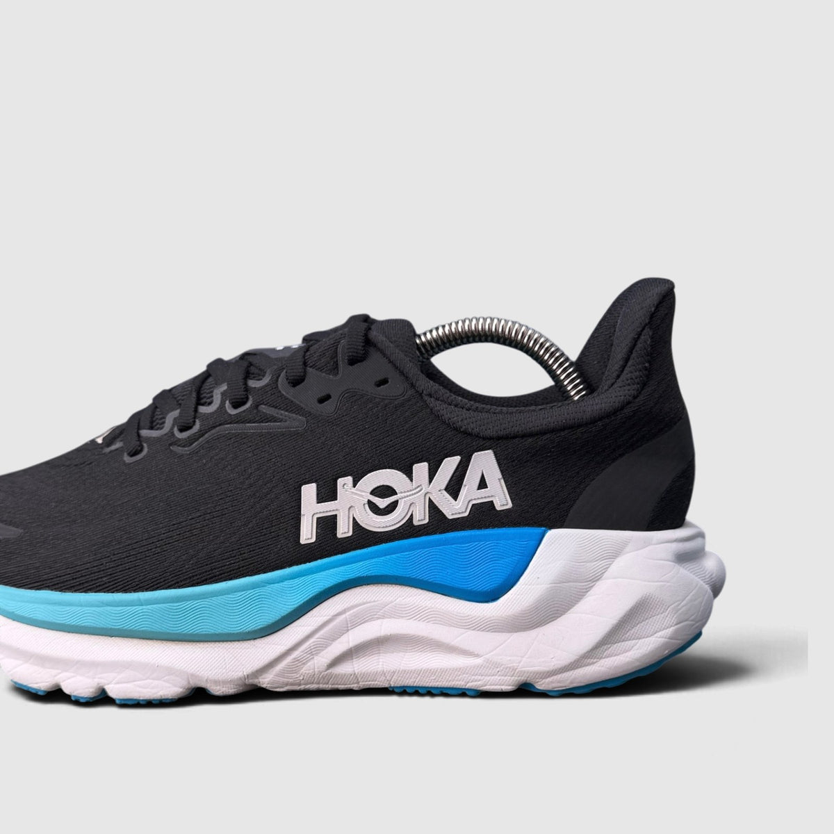 Hoka Arahi 8, buty sportowe męskie w bardzo dobrym stanie rozmiar 42, boczny profil, prawa strona