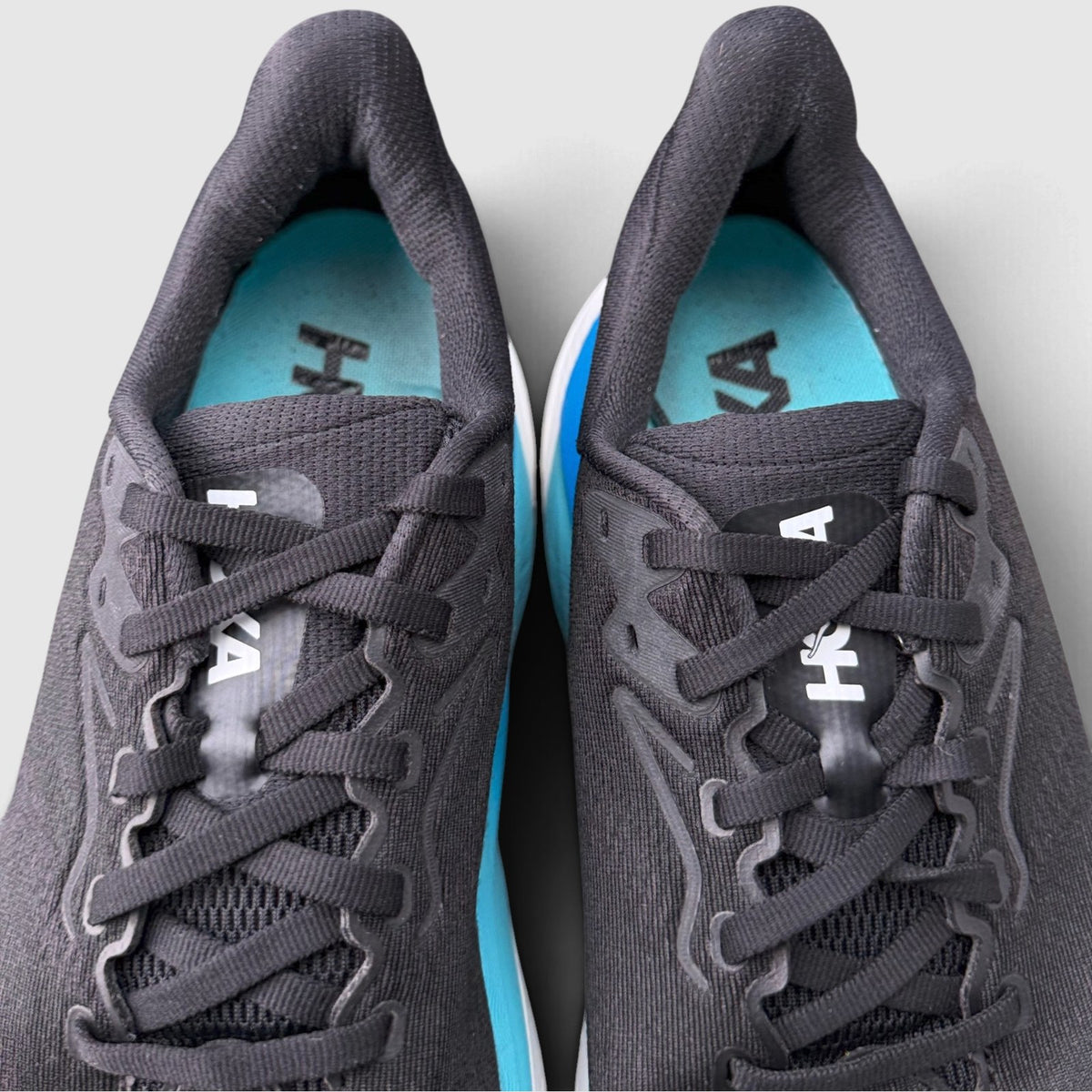 Hoka Arahi 8, buty sportowe męskie w bardzo dobrym stanie rozmiar 42, język buta