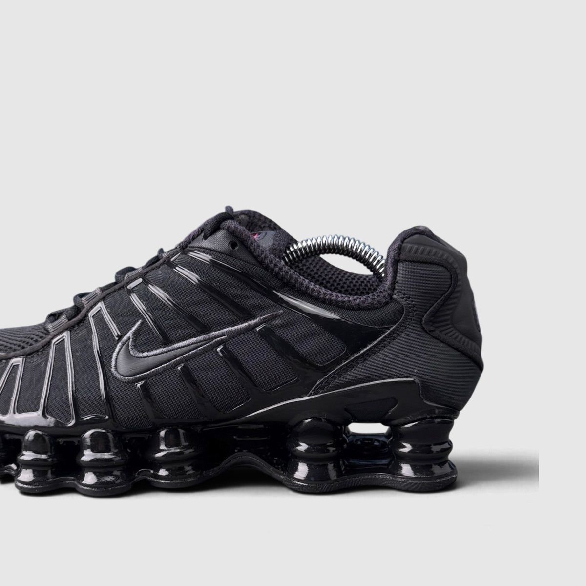 Nike Shox TL Triple Black, buty sportowe damskie w bardzo dobrym stanie rozmiar 38, boczny profil, prawa strona