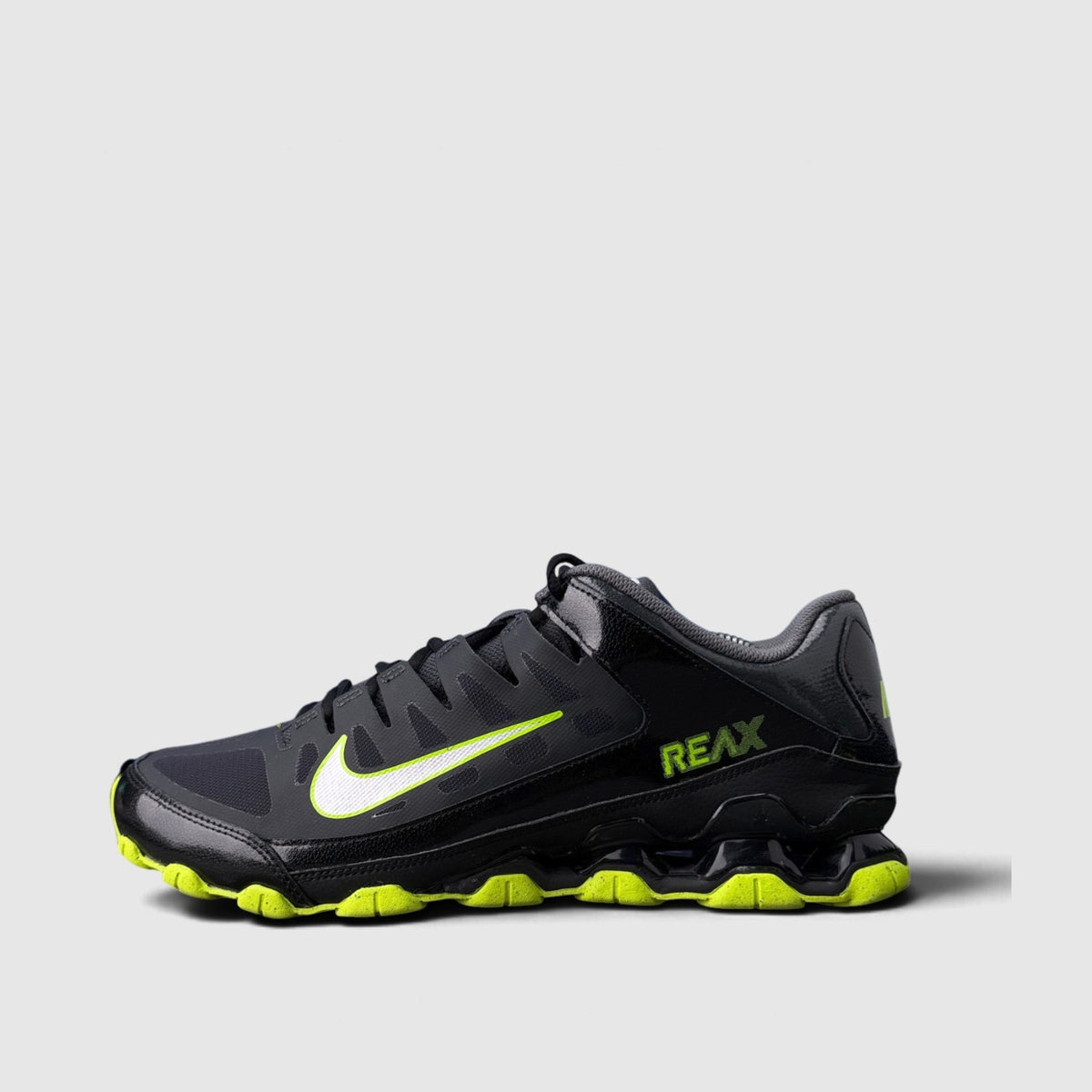Nike Reax 8 TR, buty sportowe męskie w bardzo dobrym stanie rozmiar 46, boczny profil, prawa strona