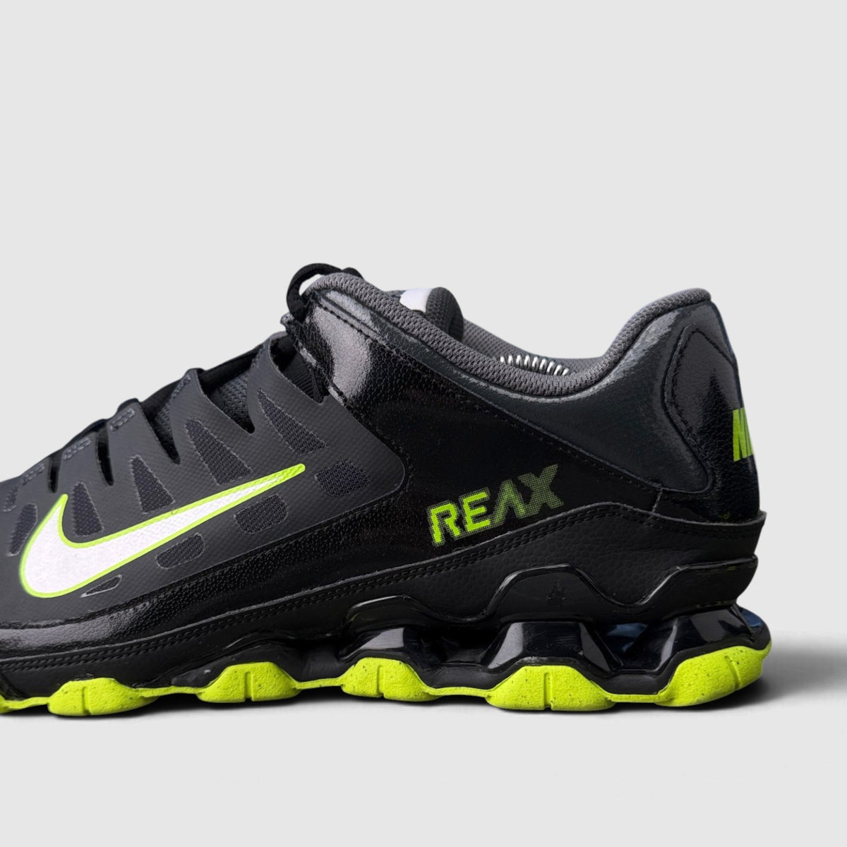 Nike Reax 8 TR, buty sportowe męskie w bardzo dobrym stanie rozmiar 46, boczny profil, lewa strona