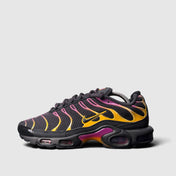 Nike Air Max Plus, buty sportowe męskie w zadowalającym stanie rozmiar 42.5, boczny profil, lewa strona