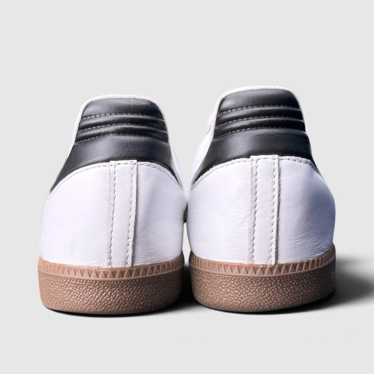 Adidas Samba OG White Black Gum, buty sportowe męskie w bardzo dobrym stanie rozmiar 45 1/3, widok z tyłu
