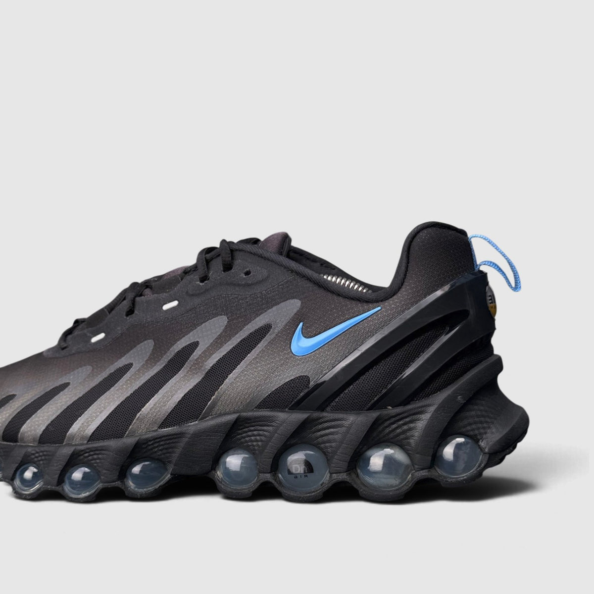 Nike Air Max DN8, buty sportowe męskie w bardzo dobrym stanie rozmiar 44, boczny profil, lewa strona