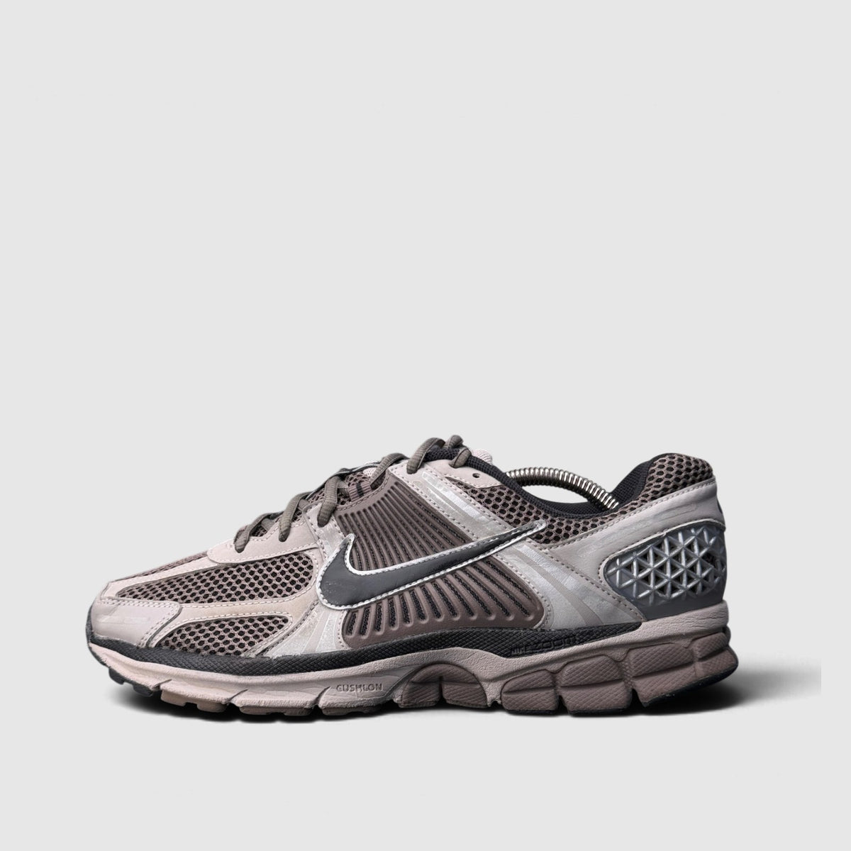 Nike Zoom Vomero 5, buty sportowe męskie w bardzo dobrym stanie rozmiar 43, boczny profil, lewa strona