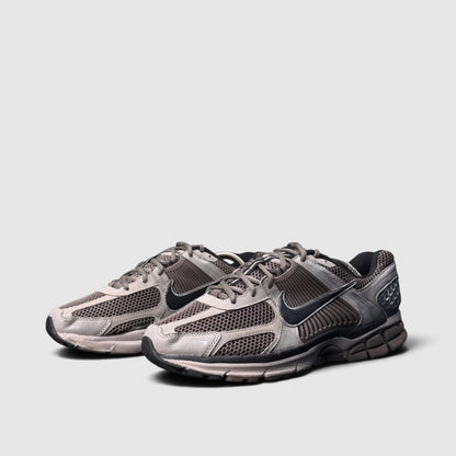 Nike Zoom Vomero 5, buty sportowe męskie w bardzo dobrym stanie rozmiar 43, para butów