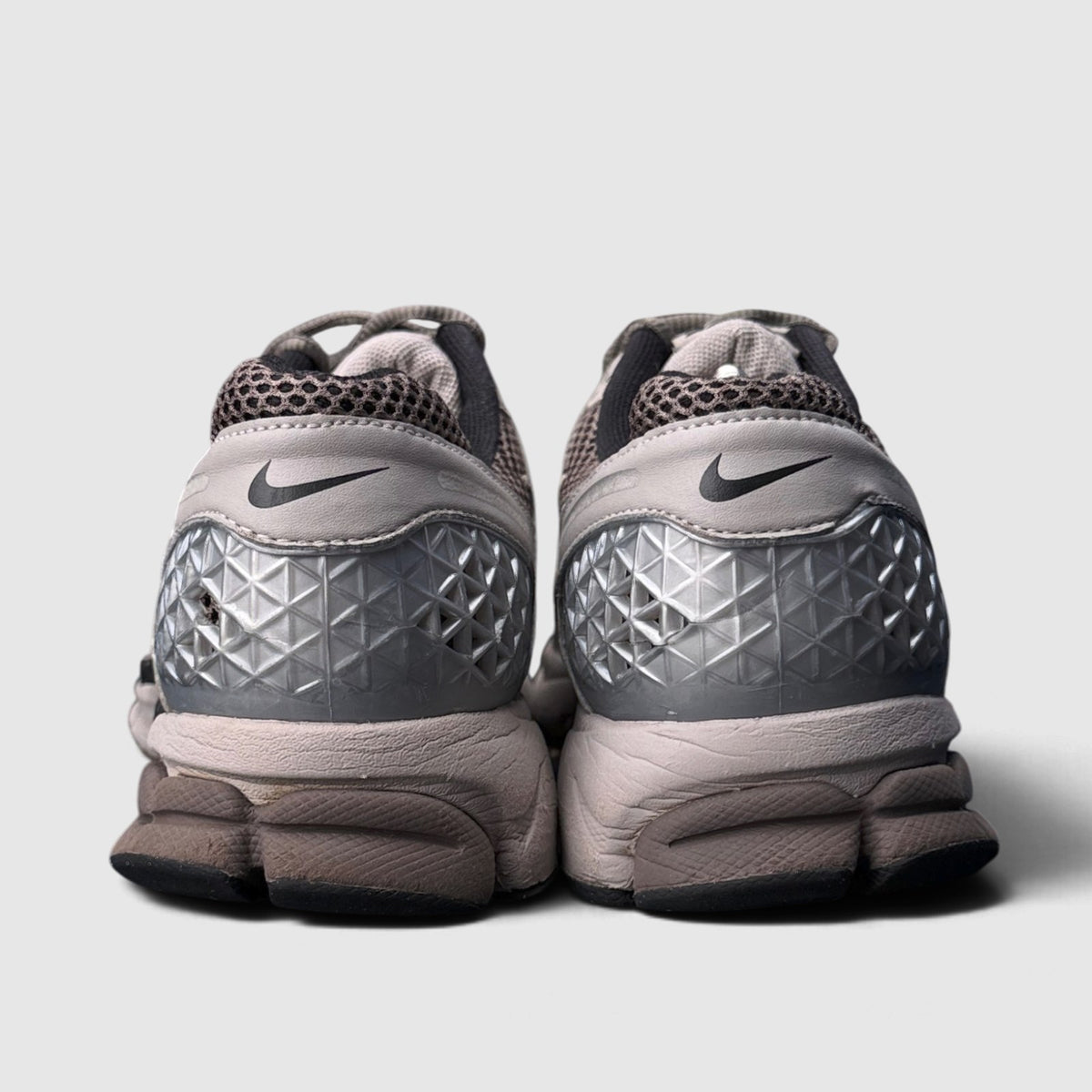 Nike Zoom Vomero 5, buty sportowe męskie w bardzo dobrym stanie rozmiar 43, widok z tyłu